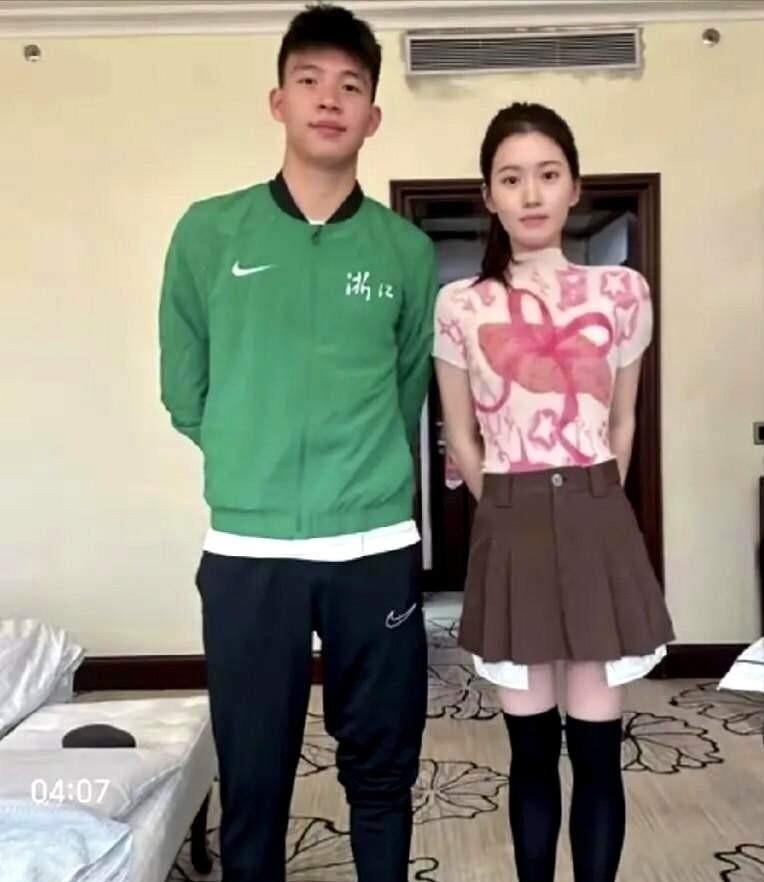 王钰栋这位国青小将背后站着一个默默付出的姐姐。亚运会赛场上姐姐坐在看台为弟弟呐喊助威，赛后还让弟弟乖乖重跳一遍“马竞战舞”拍进视频，王钰栋满脸不好意思还是照做了。更让人触动的是，姐姐雅思过了6.5分，德语说得流利，弟弟要是真去欧洲踢球，她打算跟着去当翻译、打理生活。小时候姐姐管着他，现在弟弟有收入了