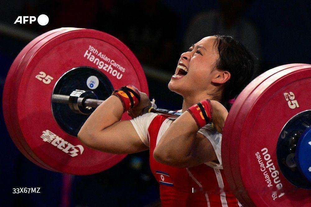 #爱知名古屋亚运会#🏋️ 朝鲜举重运动员李盛金在名古屋亚运会女子49公斤以下级抓举比赛中，举起94公斤，创造了新的世界纪录。 ​