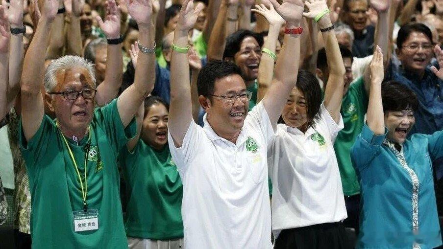 #凤凰新闻#【胡锡进：冲绳一夜变天，成为美日对抗中国的前线】日本冲绳县周日举行知事选举，受自民党等支持的古谢玄太获胜。一直反对美国在冲绳扩大驻军、尤其反对将美军普天间机场迁移到边野...