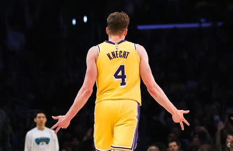 Sidery：克内克特被视为在开赛前最有可能被交易的湖人球员##NBA[超话]##NBA# 

据记者Evan Sidery报道，多尔顿-克内克特被视为在开赛前最有可能被交易的#湖人# 球员。

Sidery表示，此前湖人曾设想用范德比尔特和杰登-哈迪换取乔纳森-库明加，但方案并未奏效。

2026-27赛季，克内克特的薪水为420万美 ​