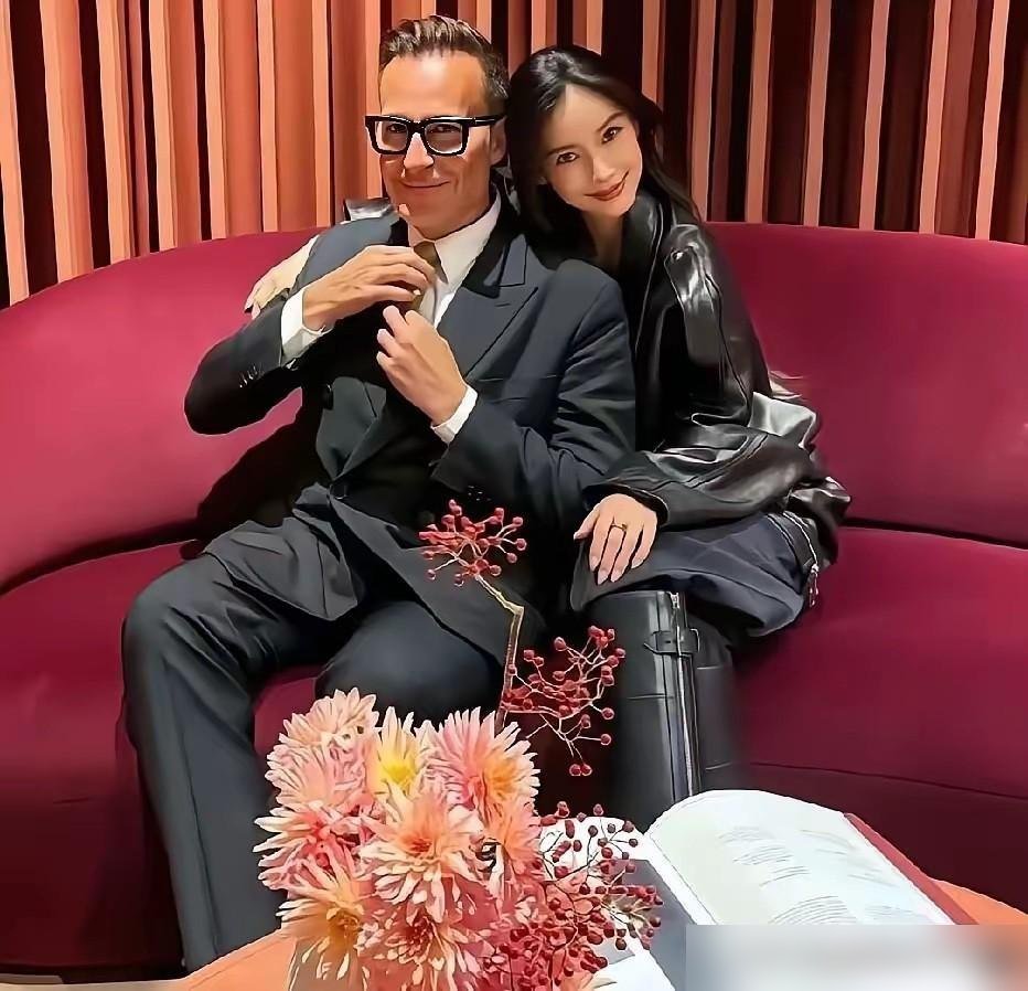 杨颖跟一个老外贴脸合影，手都快挂人家脖子上了，全网都在扒这男的到底是谁。照片里她笑得特松弛，一点没有避嫌的意思。网友顺藤摸瓜，发现她这几个月行程排得挺满：9月米兰看秀，10月带小海绵刷环球影城，8月马尔代夫度假。巧的是，全程愣是没见黄晓明一个影子。工作也明显收了，推了头部综艺，只接大湾区那边的广告和
