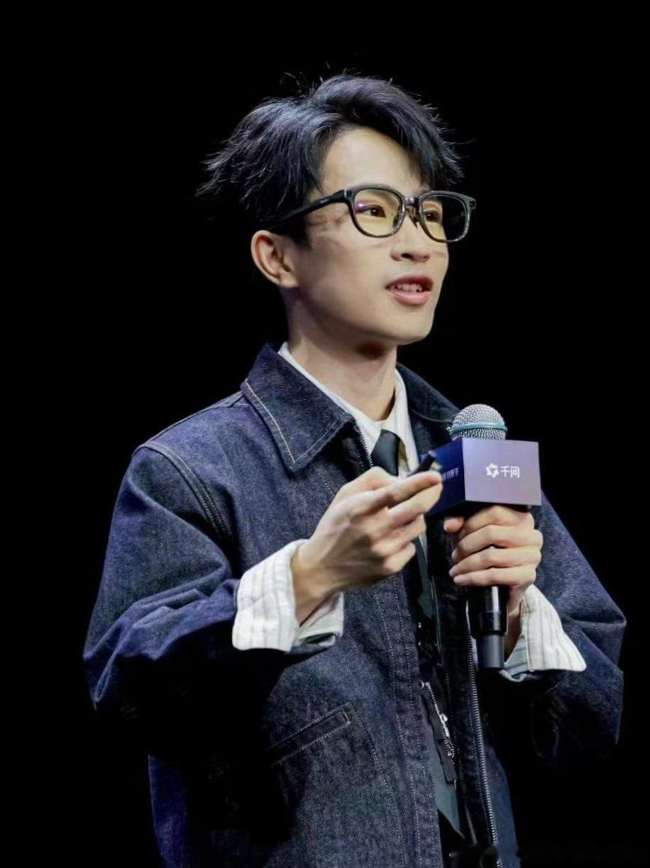 何同学和房琪不约而同提到同一个感受：和千问AI眼镜N1相处久了自己反而更"松弛"了。何同学说拿起手机的次数少了很多，因为记录和提醒都被眼镜接走了；房琪说手机让人跳出场景，眼镜让人留在场景里。一个是科技博主的理性观察，一个是创作者的感性表达，指向的其实是同一件事——好的工具不是让你做更多 ​