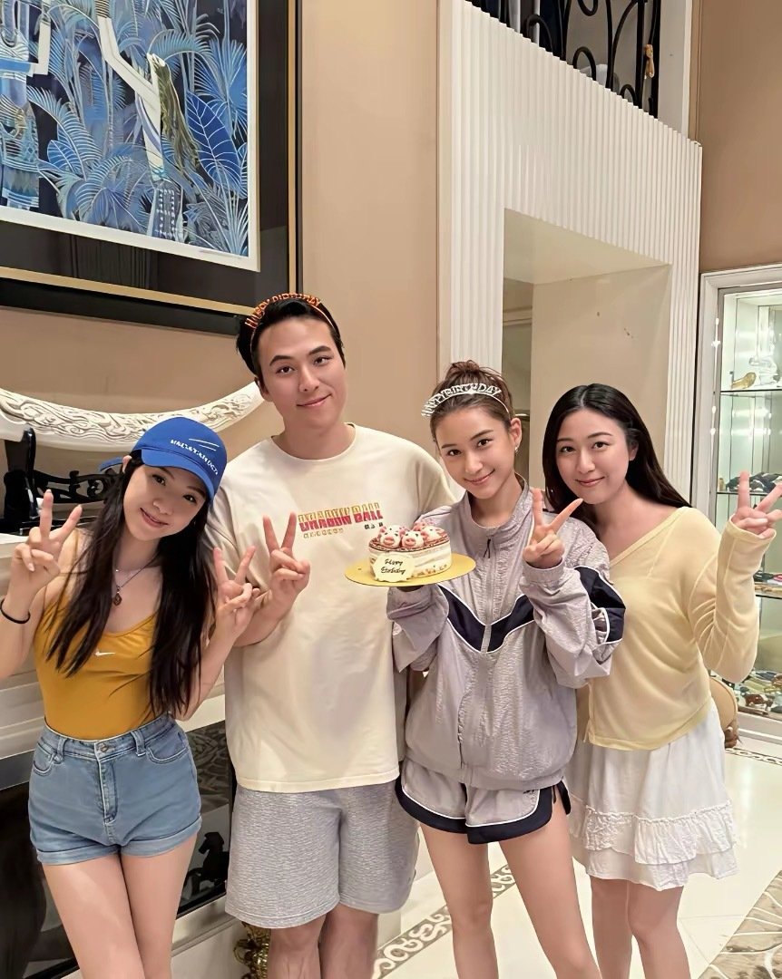 何超莲34岁生日全家福，这个造型太显年轻了 ​
