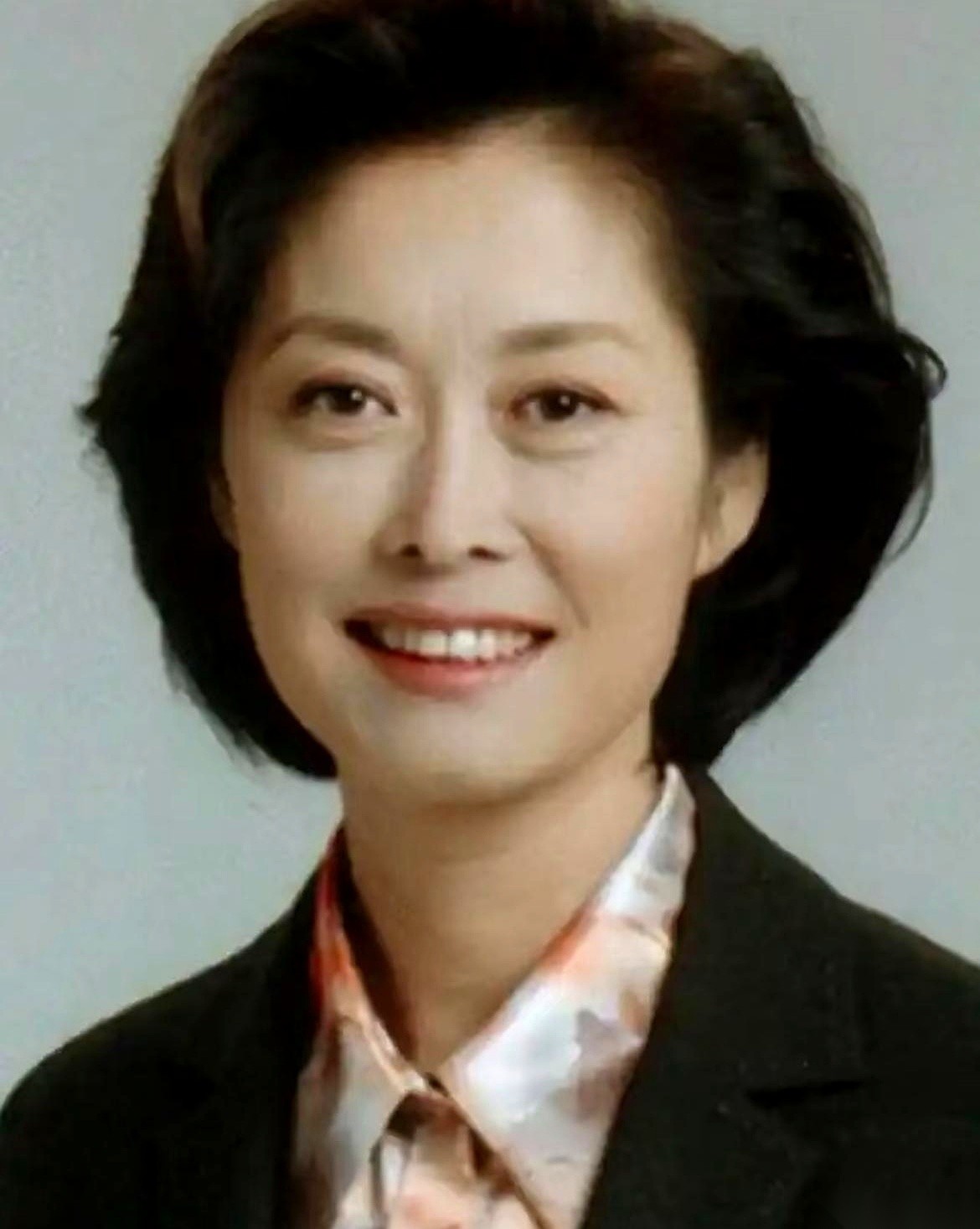 曾经天天在屏幕里跟全国观众见面的敬一丹，这几年几乎彻底“消失”了。在这个随便一个过气名嘴都削尖了脑袋开播带货的年代，她硬是把送到嘴边的泼天流量，推了个干干净净。
有人好奇她退休后到底在忙啥？没去综艺节目里当毒舌导师，也没在商演走穴的酒局上端杯子。身体硬朗的时候，她就背着包到处走访，回到了最初干新闻的