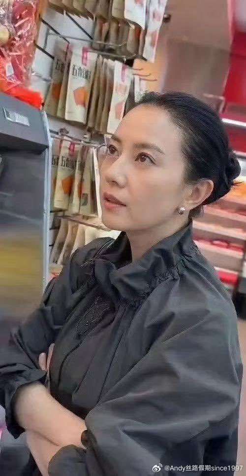 46岁女神高圆圆逛超市被当成买菜大姐。。

看她的一组近照真的老了不少，再美的女神也扛不过岁月的腐蚀啊

不过看她的状态挺松弛的，应该是钱挣够了，早年的努力已攒下足够的家底了。 ​