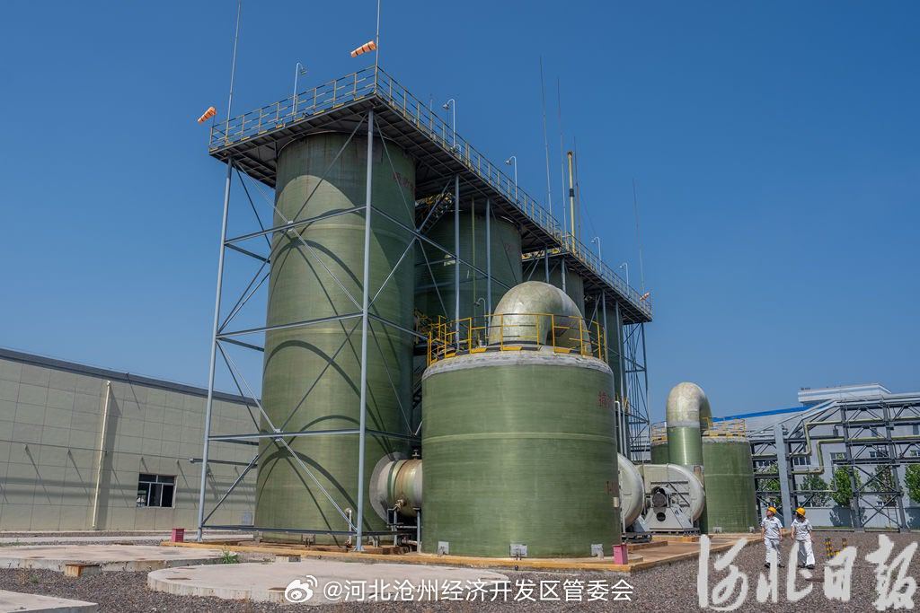 一线见闻丨废海水生“金” 价值“三连跳”

河北日报客户端讯（记者王育民）“设备运行正常。”8月10日一早，唐山蓝仓海洋科技有限责任公司经理曹文强便来到生产车间，对设备运行情况进行检查。

曹文强一心牵挂的，是不久前正式投产的年产4000吨溴素项目一期。“这是我们生产的溴素，纯度已经达到了一 ​