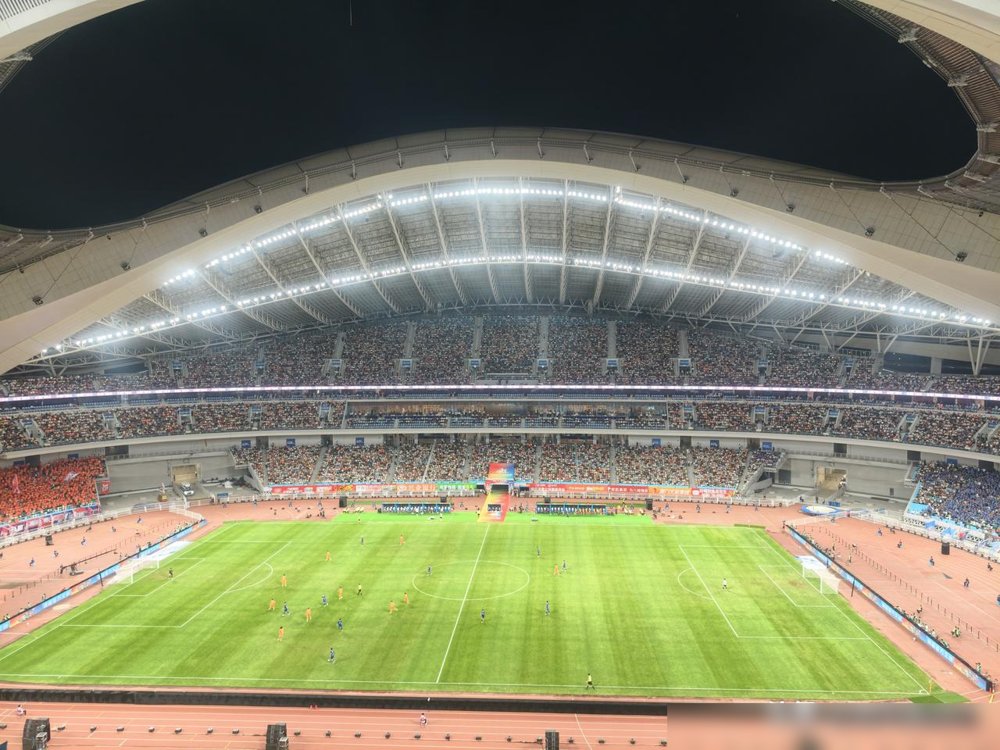 5万3千人挤爆白鹭体育场，厦门队16连胜，10分钟就进球了。所有人都觉得冠军稳了，结果被福州队两个头球干翻了。这就是足球，这就是闽超。