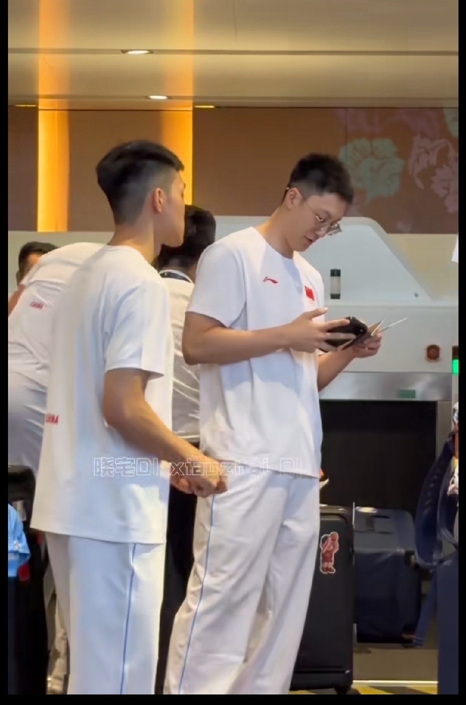 中国男篮球员胡明轩、胡金秋、王俊杰、庞峥麟、崔永熙、廖三宁、朱俊龙，余嘉豪等今日从北京出发，出发前往名古屋亚运会，备战亚运会，这一次亚运会中国男篮的目标就是一雪前耻，拿下亚运会金牌，不容有失，弥补上一届的遗憾，祝小伙子们拿下金牌，不让大秋有遗憾！也希望小孩哥越打越有信心！加油