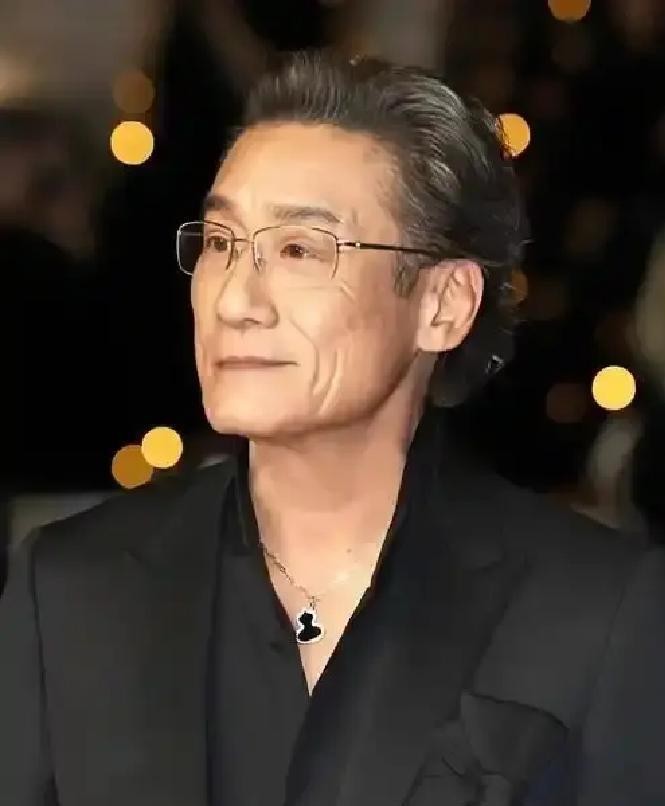 梁家辉说的那句“香港人挺可悲”，其实不是在骂谁，是在讲一代人被偷走的东西。1982年他24岁，被李翰祥拉去故宫拍《火烧圆明园》，剃了头穿上龙袍站在太和殿前，才第一次发现以前课本里那些模糊的字，原来是脚下真实的砖、头顶真实的瓦。他后来跑遍大江南北才慢慢拼出“祖国”两个字的样子。港英时期的教育把中国近代