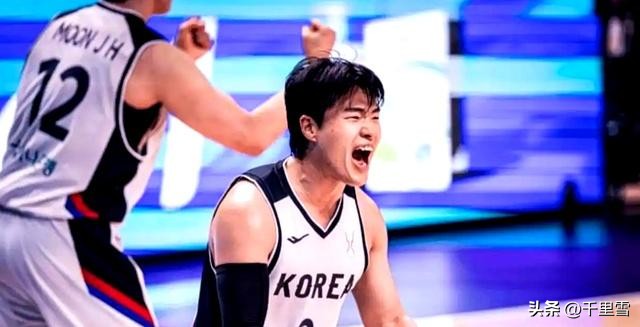 亚洲强队，竟然惨败韩国！
9月18日，亚运会男篮半决赛，韩国男篮77:51大胜伊朗队，晋级决赛！
赛前普遍认为这是势均力敌的两支队伍，按国际篮联最新的世界排名来看，伊朗男篮排在‌亚洲第4‌，韩国男篮排在‌亚洲第9‌。伊朗世界排名第28，韩国世界排名第57。‌伊朗队曾是亚洲篮坛传统强队，拿过多次亚锦赛