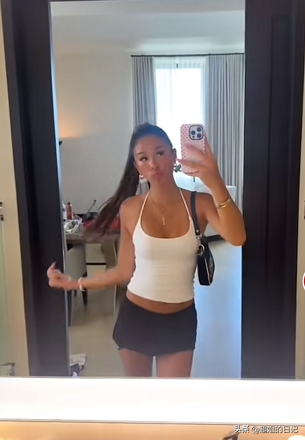 张庭女儿，那个从小就被别人说成丑丫头的小女孩儿长大了，而且这个孩子简直就是逆袭，又高又自信，妥妥的高级感拉满，就是大家说的那种高级脸。

张庭当初为了这个孩子，吃了很多苦，小时候的她，真不知道像谁。妈妈是大美女，爸爸是大帅哥，就这样的组合，谁也没想到女儿能长的又黑又丑，完美的继承了两个人的所有缺点，