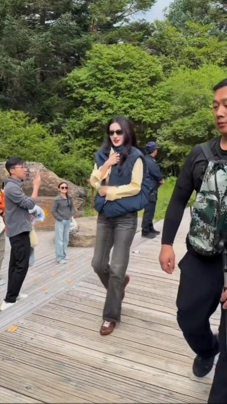 王楚然穿上棉服了看着满眼翠绿的山林，结果船儿已经穿上棉马甲了哈哈，这个季节山里温差真的很离谱，姐姐保暖意识到位！
