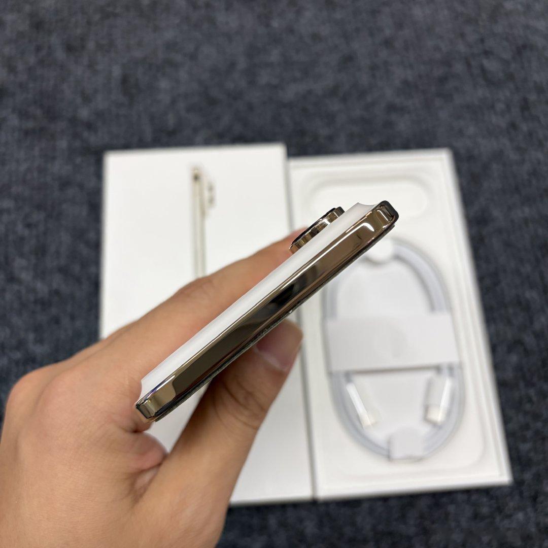 iPhone Air 云白色 256G 国行全网通
​
​外观9.99新 充电65次 电池效率100% 全套4999 ​