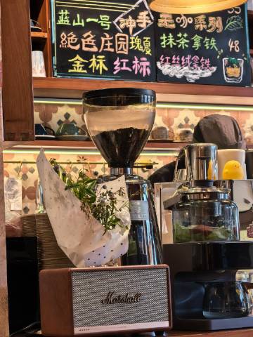 东山口装修很有氛围的咖啡馆重新营业了，老板挺有趣的