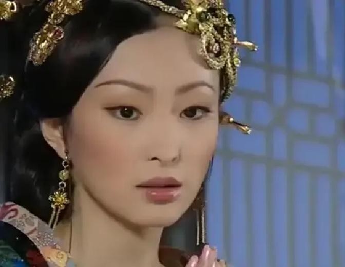 一天深夜，唐玄宗想念梅妃，就派人把梅妃偷偷接来，度过了一个良宵。次日一早，两人还没起床，杨贵妃就冲了进来，径直问：&34;梅妃在哪里？&34;玄宗装支支吾吾地说：&34;不是你把她安置在上阳宫吗？&34;

杨贵妃没接话，走到床榻边，伸手摸了摸另一只枕头。枕上还有几根长头发，不是她的。她捻起一根，在指间搓了搓。

玄宗坐起