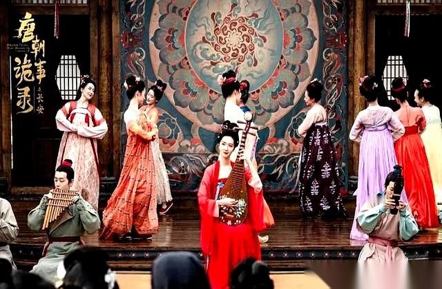 我跟你讲，唐诡里那个叫红药的女人，真的看得我后背发凉。 她对谁都不是真...