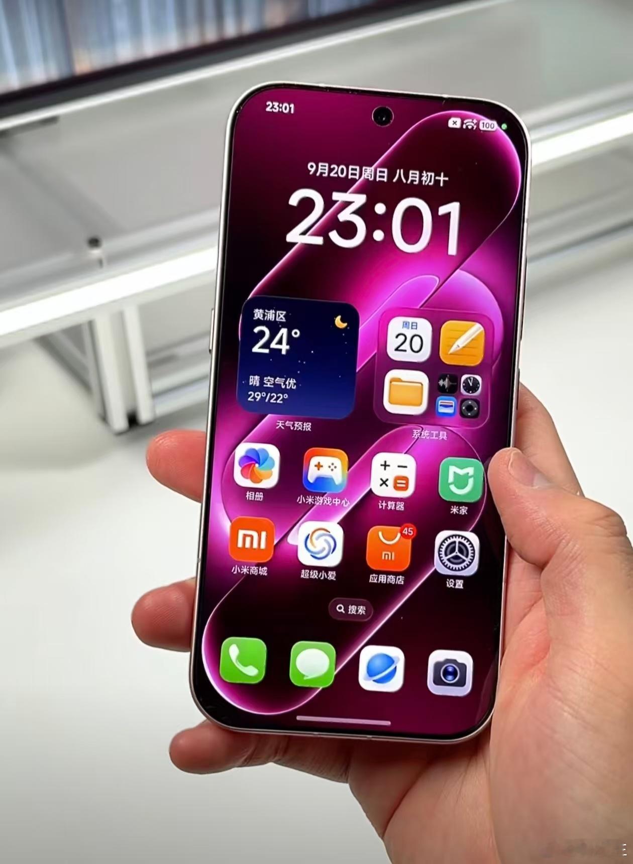 #外媒点赞小米18Pro# 综合外媒的反馈来看，小米18 Pro获得的关注点主要集中在背屏交互、隐私显示技术以及首发骁龙新平台这三个方面。

这些评价中有赞赏也有中肯的技术讨论，比如关于防窥效果的强弱、机身握持感等细节，都被摆出来做了对比分析。

这说明海外媒体并没有因为品牌来自中国就降低审视标准 ​