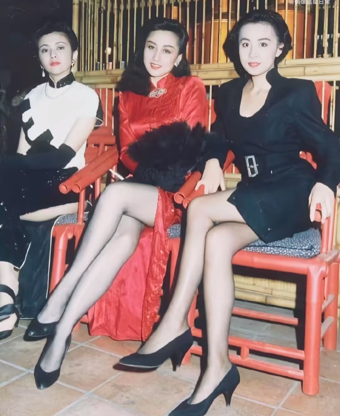周星驰说，美女是对比出来的，利智与关之琳、刘嘉玲的合照，明显还是利智胜出。当年香港媒体说：利智是“天使面孔，魔鬼身材”，男人见了心跳加速，女人见了妒意丛生！李连杰就更不用说了，一个正当红的已婚演员，遇上利智，直接不要事业放言：可以为她不要名利，甚至生命。个人觉得利智虽然镜头前看长相不是最漂亮的，但肤