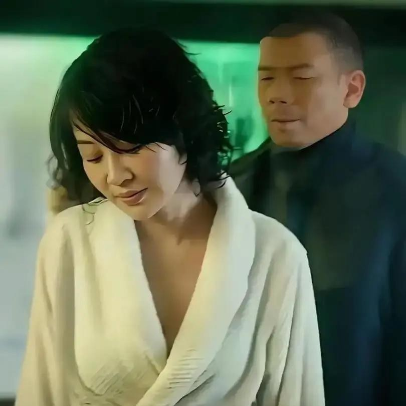 许晴在电影《老炮儿》里与冯小刚拍摄了一段亲密戏，事后她对媒体公开表示，这段戏拍得很干净，没有太多多余的成分，更多的是情感的表达。
 
一段电影亲密戏，观众记住的未必是画面尺度，更多时候，是人物关系有没有真正站住。
 
《老炮儿》里，许晴饰演的话匣子和冯小刚饰演的六爷，就有这样一场戏。多年以后再看，它