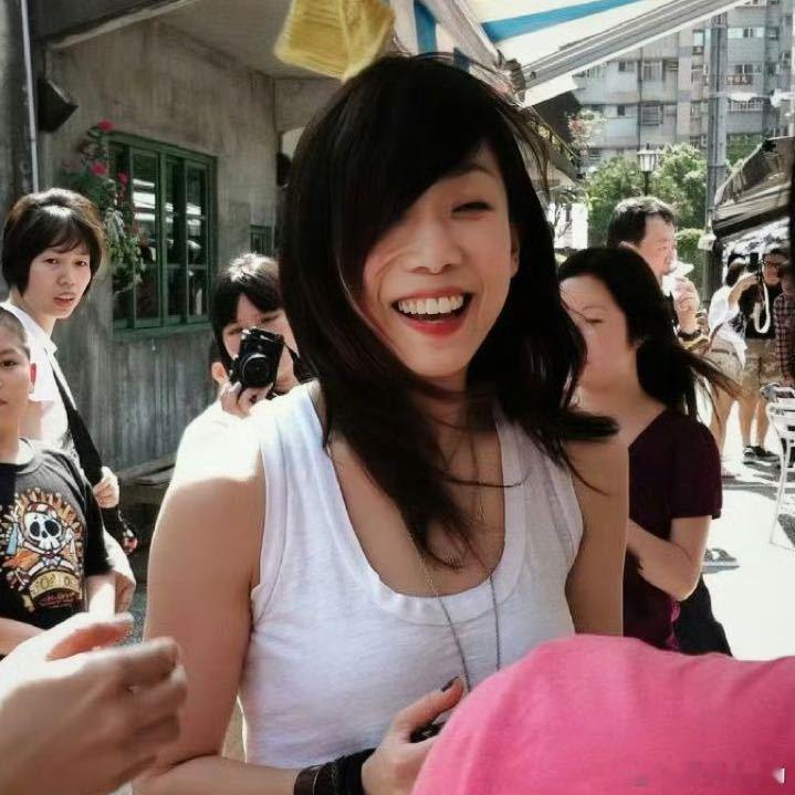 #林忆莲一开口便是时代回响##林忆莲把岁月唱进回响现场# 当林忆莲站上舞台开口，时光仿佛真的在歌声里缓缓流淌。四十年的沉淀让她的声音褪去浮华，满是通透与韧劲。 ​