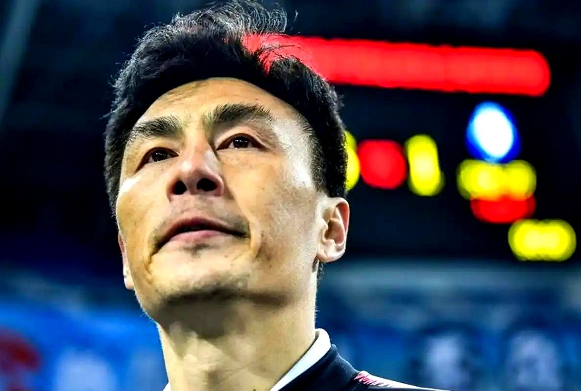 “踢不过韩国，根本不是球员的锅！”前国足队长李玮峰这句话，直接撕开了遮羞布。

成年国足主场0比5完败巴勒斯坦、0比1输塔吉克斯坦，四场狂丢9球。但看一眼青训，U23男足刚点球击败乌兹别克斯坦，时隔28年重返亚运领奖台，U17也时隔22年闯入亚洲杯决赛。

为什么好苗子一到成年队就全废了？2013年