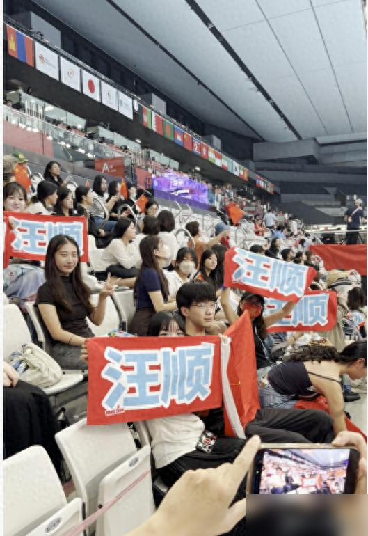 32岁汪顺输了，但前100米他还压着俩00后在游。
名古屋这晚，200混决赛，他1分57秒14拿铜牌。冠军松下知之21岁，亚军小岛梦贵18岁，俩日本小孩加起来39，没比他大多少。
可你要知道，2010年汪顺第一次站上亚运领奖台时，这俩对手一个5岁，一个2岁。
五届亚运会，2金2银1铜，东京奥运