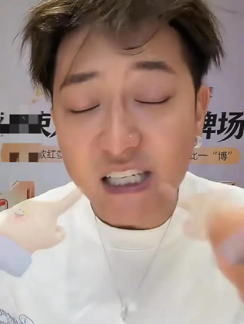 黄子
韬这回是真上火了，隔着屏幕都能感觉到他那种
压不住的脾气。
有些网友也是够离谱的，跑去人家直播间非要徐艺洋晒出
妊娠纹来证明怀孕真假，甚至抛出了代孕的阴谋论。这年头，对女性
身体隐私的窥探欲，真的是越来越没有下限了。
黄子韬当场就在直播里怼
了回去，话说的挺重，意思也很直白：这人
