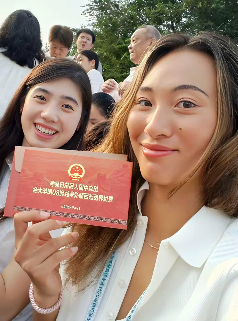 2025年9月3日，郑钦文与张雨霏在阅兵式观礼时的合照。两位都是中国运动员中的翘楚。 ​