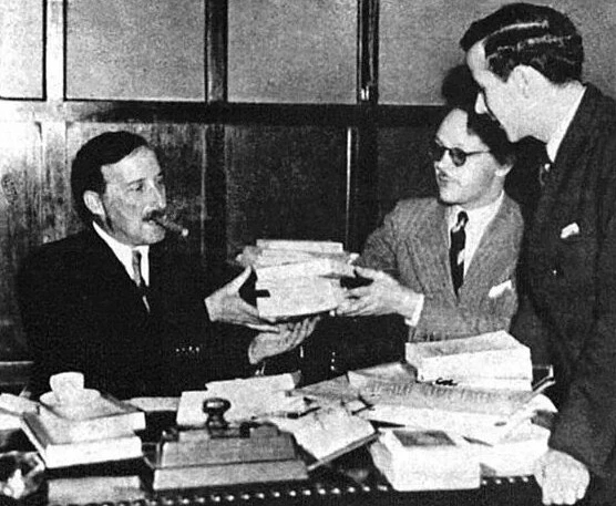 1941年12月7日，日本偷袭珍珠港，美国正式加入战争，而巴西通过大西洋潜艇战或其他方式直接参战似乎只是时间问题，世界上再无一片净土。1942年2月23日，茨威格与妻子一起，在巴西佩特罗波利斯小镇的寓所内双双服毒身亡，从而印证了他的朋友、比利时诗人维尔哈伦写下的这句诗：“做自己的刽子手吧！别把 ​