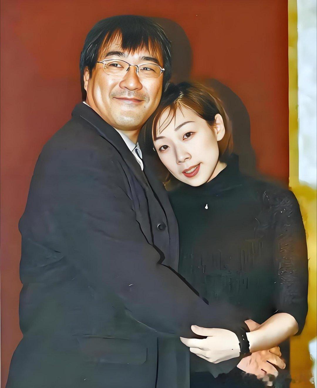 1994年，李宗盛婚内出轨，爱上了妻子的闺蜜林忆莲，为需求刺激两人同居了，不想林忆莲很快怀孕。李宗盛没办法，只能跟妻子摊牌：我要对她负责，咱俩离婚吧。那一刻，朱卫茵正在熨衣服。 滚烫的蒸汽呼呼往上飘，她手里的熨斗停在一件白衬衫上，久久没有挪动。布料被高温慢慢熏得发黄，她没有抬头，声音 ​