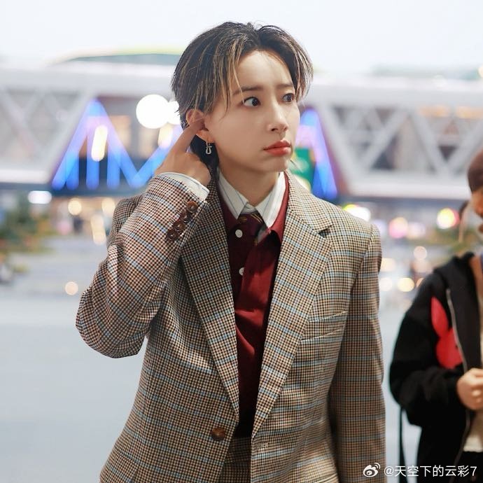 #李斯丹妮又搞上抽象了# 谁能想到李斯丹妮走到哪跳到哪，沉浸在自己的小世界，在抽象和高颜值之间来回切换。#谭松韵下部剧是春禾之上# ​