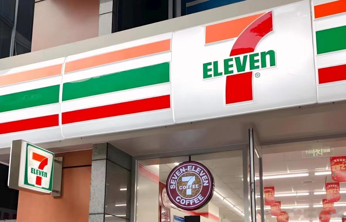 #711引以为傲的鲜食优势被稀释##711还能创造出真正的便利吗# 近期，711宣布关闭印度市场所有门店。从印度到北美，再从日本本土到中国，711正在经历一轮波及全球的“寒潮”。

饭团、便当、关东煮等曾是711的引流利器，但在外卖面前，其品类丰富度、价格和配送时效均不占优，711过去靠“门店密度+鲜食” ​