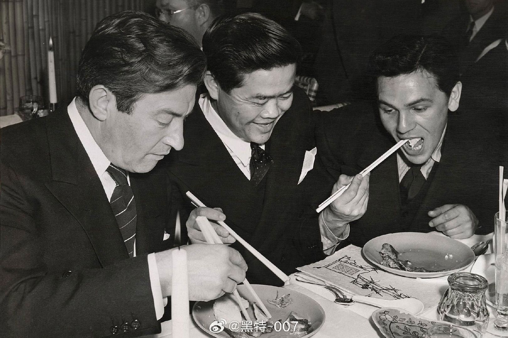 OMG居然是黄宗霑和Claude Rains的同框[哆啦A梦害怕]1940年在黄宗霑的中餐馆开业第一天拍摄的（原po文案写黄是“cinematographer and restaurateur”，每天学习一些新的无用知识

Via: CitizenScreen, X ​