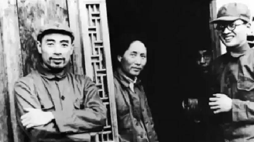 1961年，伟人说：我的接班人有三个，第三个是恩来——但他有个“弱点”……这个弱点，让他累死了自己，却撑起了整个新中国。
周恩来坐在回西花厅的车里，指尖在膝盖上轻轻叩着。车窗外是北京三月的夜晚，清冷，安静。主席的话还在耳边。他知道，“弱点”是指什么。
第二天一早，农业部送来一份东北春耕物资调配的紧急