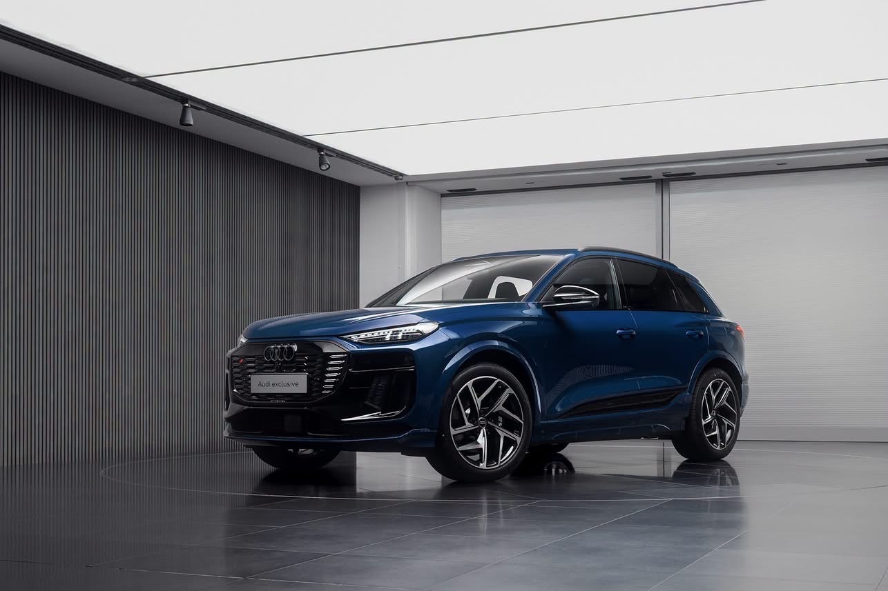 Ascari蓝金属漆的奥迪SQ6 SUV e-tron开在路上回头率真的炸，阳光底下漆面的细闪跟着车身线条流动，完全不是普通车漆能比的质感。
坐进车内更惊喜，薄荷灰的大面积软质包覆，配上海洋蓝的对比缝线，从Nappa座椅、三幅运动方向盘一直延伸到地垫边缘，连细节处的撞色都做的毫不敷衍，再加上21英寸
