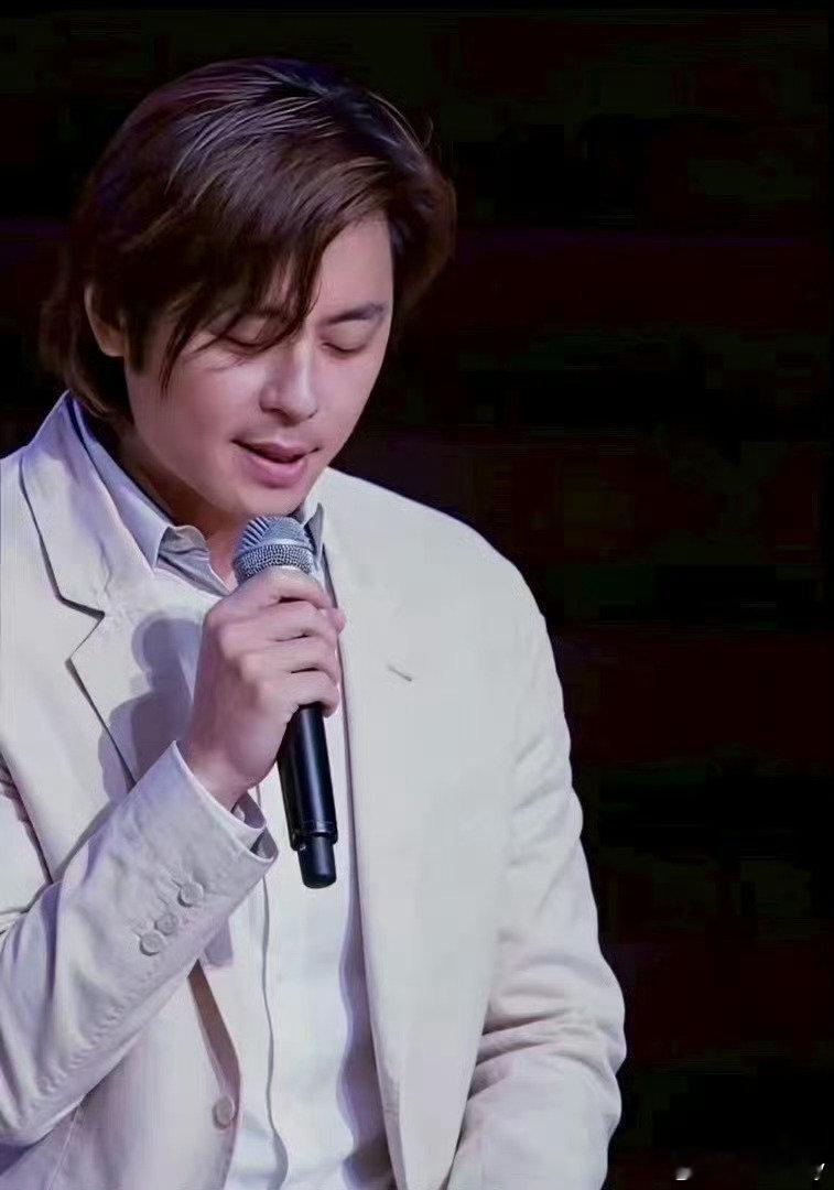 #我爱王杰[超话]# 
刚刚看到有杰友说，你看到了替李克勤演唱会救场的那个人的呼唤视频，真的是好开心啊，杰哥你真的快回来了吗？好想你！爱你的人都在等你回来！[爱你][心] ​