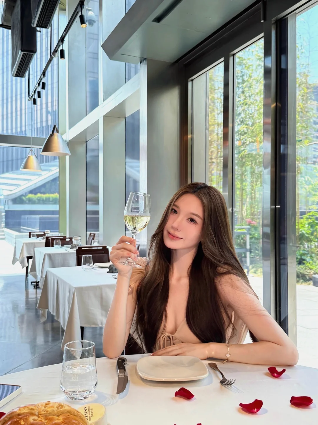 Focus your gaze on me please🥂