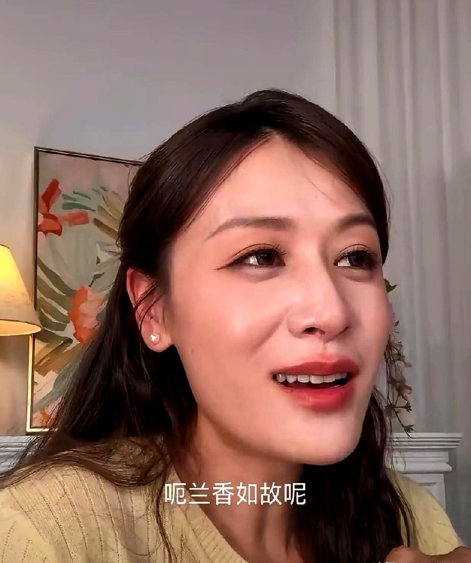 第14集许兰香站在廊下看月亮那十秒钟，让多少人默默抹了眼泪。

连蒋欣都在熬夜买点映，叶一茜连倍速都舍不得开。这真不是什么一路开挂的无脑爽剧。

从三等丫鬟烧水劈柴，到拨算盘记账跟人周旋，她每走一步都带着血印子。导演像熬老火汤一样，把那些算计和挣扎一点点炖出来。剧里没人在天上飘着，全是泥地里打滚的活