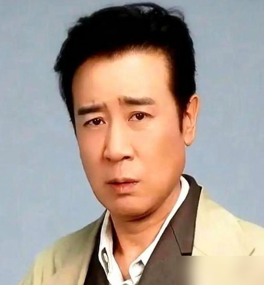 李雪健片场当众说于和伟：骨子里就阴。
03年拍《历史的天空》，于和伟演反派万古碑，烧文件那场戏刚拍完，李雪健就拍着他肩膀说了这句话。这不是骂，是业内顶级的认可。
大多演员演反派靠歪嘴瞪眼脸谱化，于和伟是把人物的阴暗算计，直接揉进了骨子里，不用刻意演就带味儿。
后来李雪健劝他多演正角拓宽戏路，于