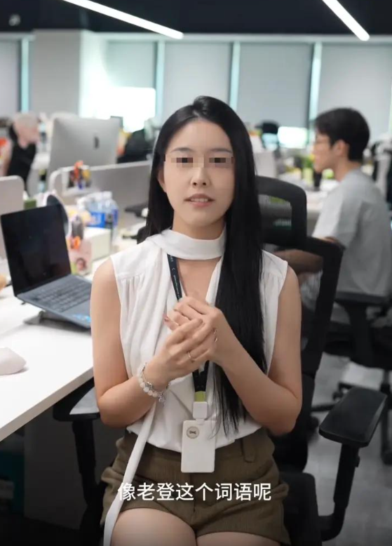 中国市场愤怒了，小鹏纯属自作自受！

原本以为只是内部的小玩笑，结果“老登”二字直接让品牌口碑在一天之内跌停。眼看舆论火烧连营，那位 PM 赶紧录了一个道歉视频，可露大腿的坐姿和“内部经常开玩笑”的辩解再次火上浇油。

先把时间线摆清楚。10月15日，小鹏MONA L05预售发布会，00后产品经理恩