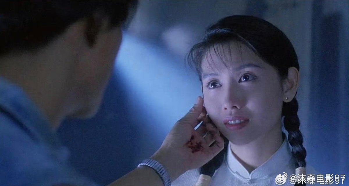 《人皮灯笼》1993年中国香港惊悚剧情片，刘伟强执导，王晶编剧，梁家辉、邱淑贞、黄光亮、张耀扬、苑琼丹主演，该片讲述了一对情侣惨死，永世不得超生。后在江湖小混混阿辉的帮助下得以复仇的故事。 ​ ​​​