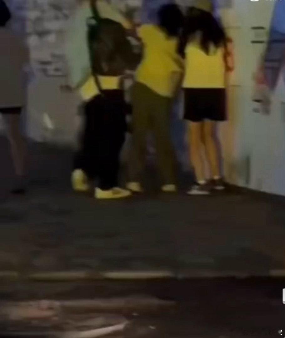 疑似灵超追着私生跑，工作人员拉都拉不住 ​​​