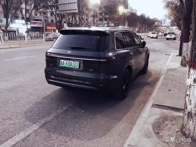 李想能做好奶爸车，主要是他懂奶爸需求。理想汽车深入调研，像理想L9，车内空间宽敞，能轻松放下婴儿车、安全座椅等物品。二排配备舒适座椅，有加热、通风、按摩功能，让孩子和家人乘坐超舒服。还注重安全，车身高强度钢比例高，安全气囊多。同时，智能配置丰富，有智能语音助手，能让奶爸轻松操作，解决带娃时的不便。李