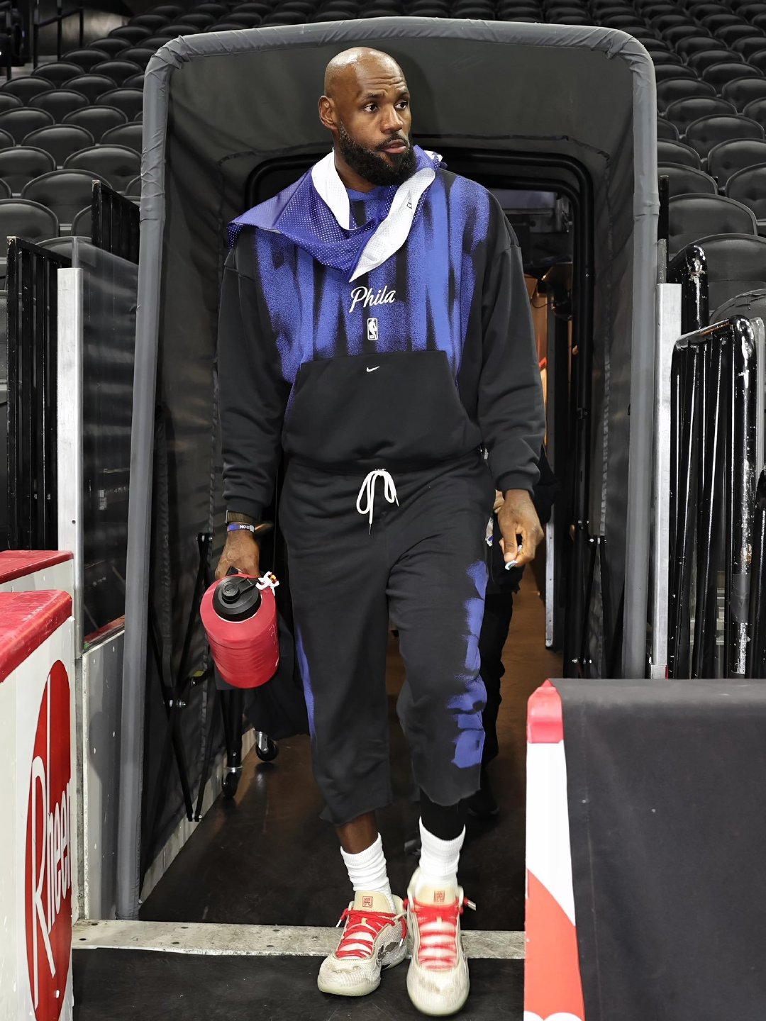 NBA Standard lssue
这个系列的热身服真好看呀.#NBA[超话]# ​