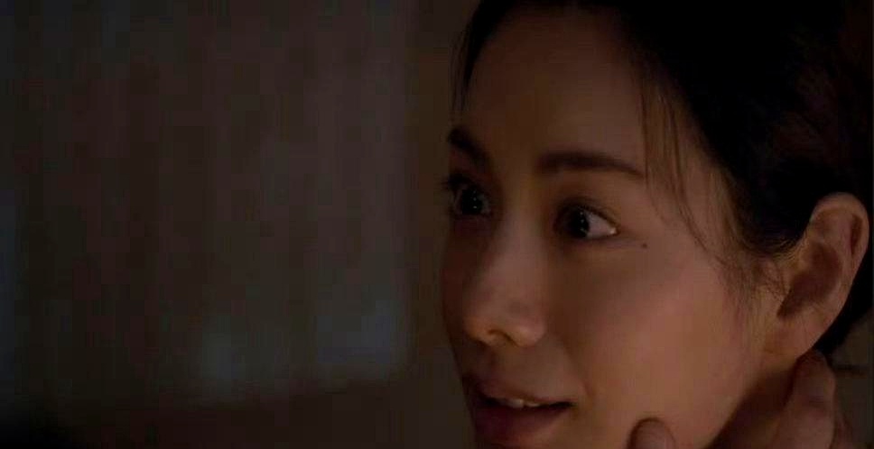 网飞新剧《挑情丑闻》刚上线，池昌旭和林珍娜那段让人脸红心跳的亲密戏就冲上热搜，不少人惊呼演员太敢脱、为了艺术真能豁得出去，结果幕后一曝光，所有人都被上了一课
 

镜头里看着是欲说还休的赤身相对，张力拉满，实际上俩人全程穿着严严实实的肉色连体服在拍，关键部位遮得滴水不漏。全靠光影变换、神仙机位加上后