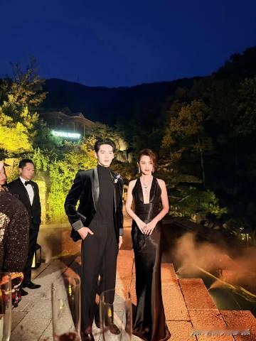 李冰冰于适约好了穿黑色李冰冰于适仿佛提前约好，双双一身黑色亮相红毯。李冰冰黑缎长裙搭配领带设计，飒爽又优雅，于适一身黑西装沉稳利落。同色系穿搭氛围感拉满，强强同框，豪门姐弟气场直接惊艳全场。