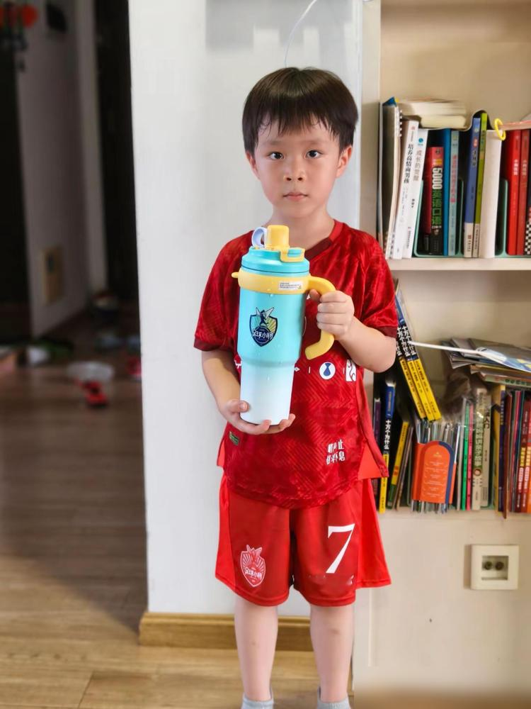 儿子套上那件旧球衣，我指着袖口的磨痕就说了一句：别踢宝宝球。吕孟洋在西班牙熬了两年冷板凳，保级战6场干出3球8助攻，西班牙人球探组7票全过，U19B队满员也得给他腾位置。董路那帮孩子没证，教练组有证，赢的全是有证的。不收钱，不签卖身契，就靠上千场硬仗喂出来的野路子。国少嫌他出球慢一秒，西班牙人拿他当