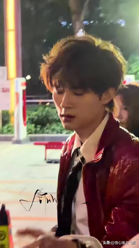 又一个打粉丝手机的人，氪金时你是粉丝，拍照时你是私生，饭圈好双标啊！