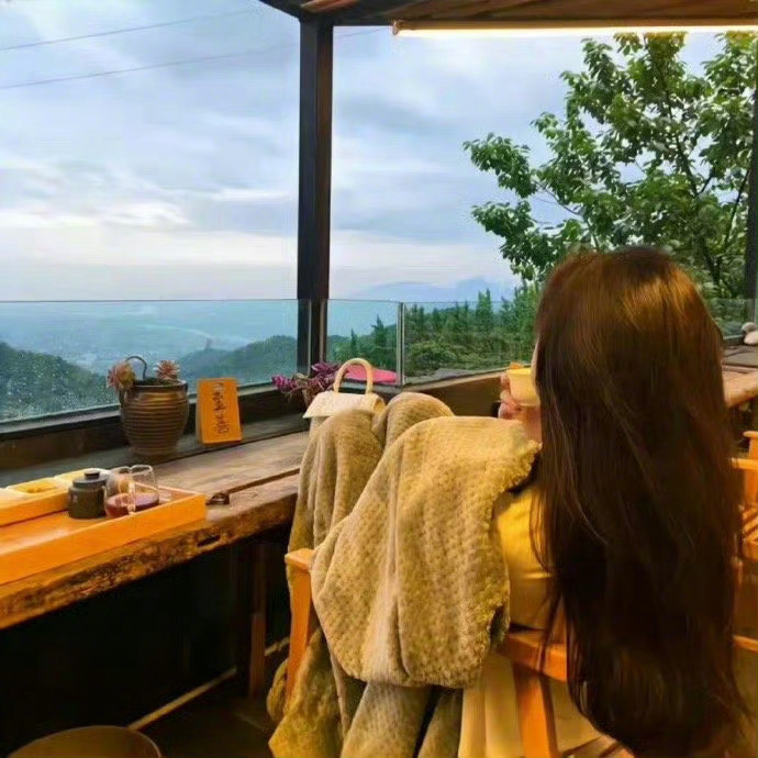 “终有一天，你不得不承认，你爱过之人确实是一个薄情寡义之人，他没有那么...