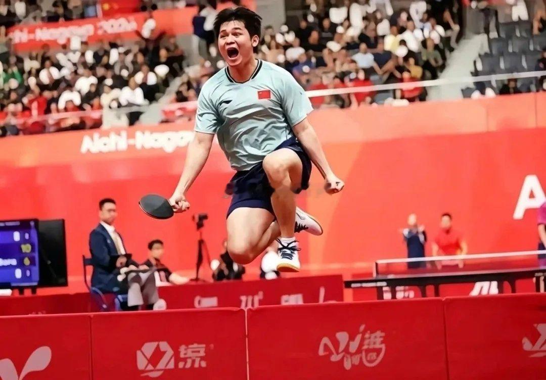 #林诗栋梁靖崑因伤取消亚锦赛报名#国乒这次的选择，其实传递出一个很重要的信号：运动员的身体健康，永远排在比赛成绩前面。乒乓球看着是小球运动，可长期高强度训练、连续不断的国际赛事，对肩膀、腰腹、膝盖、手腕的消耗一点都不小。运动员身上的伤病，很多都是日积月累留下的老问题。很多老球迷都记 ​